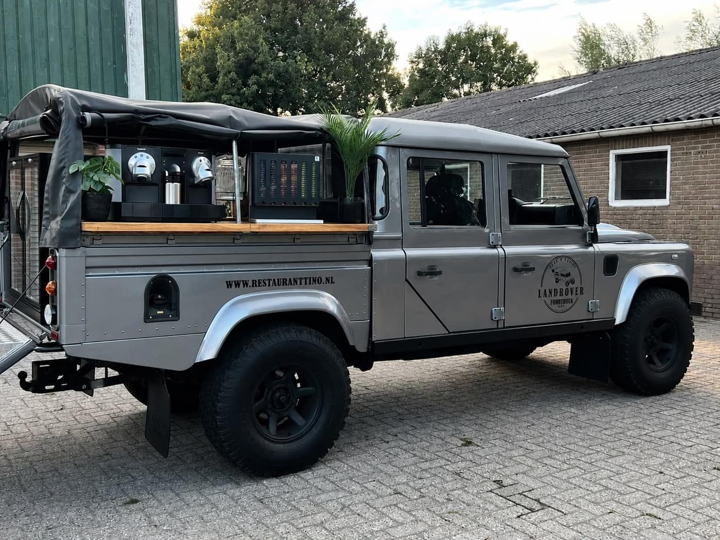 De Land Rover Defender omgebouwd tot bar