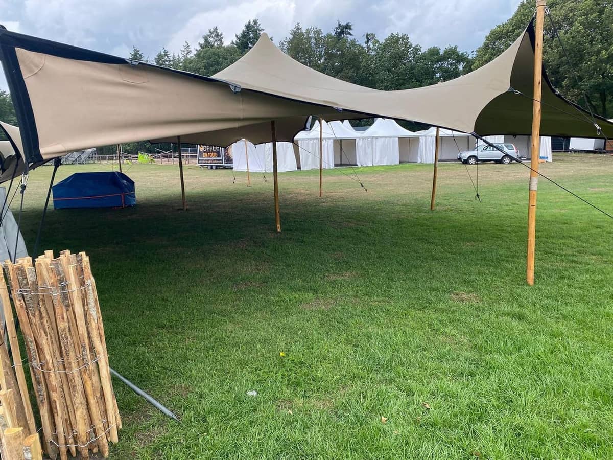 Stretchtent opgebouwd voor een event in de tuin